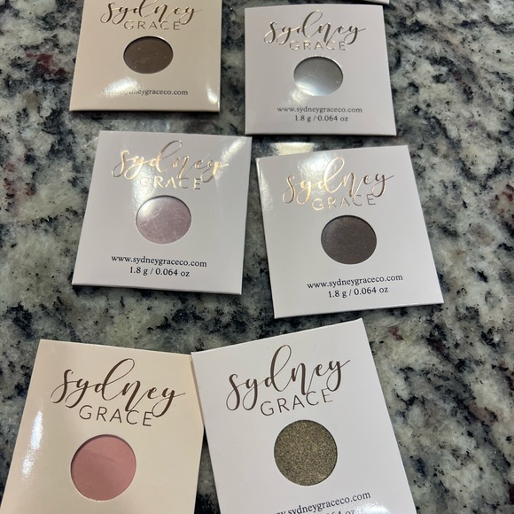 Sydney Grace  in Mel’s Memory eyeshadow collection - Picture 2 of 9